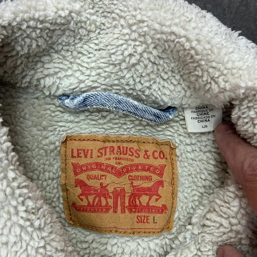 Levi’s Sherpa Lined Denim Trucker Jacket Size L Distressed Light Wash - Picture 2 of 13